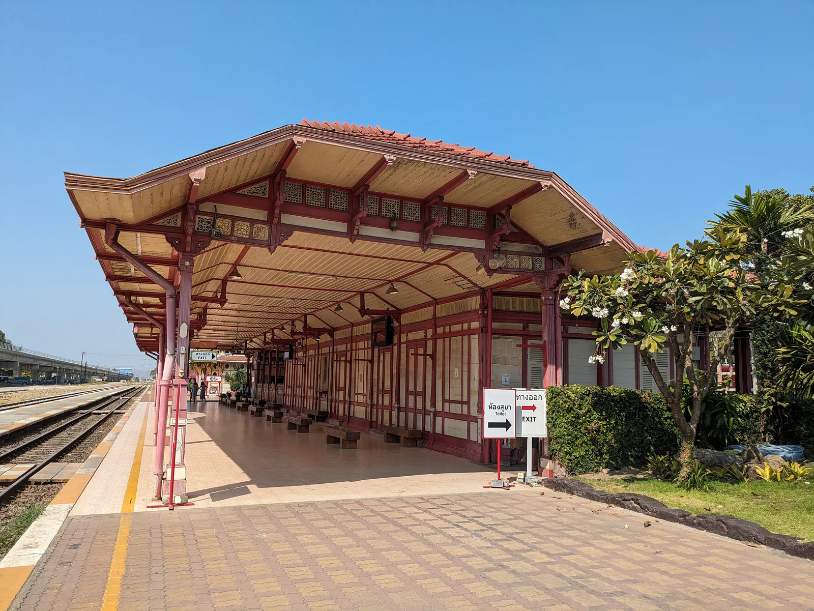 อาคารสถานีรถไฟหัวหินหลัง พ.ศ. 2469 และชานชาลา ภาพถ่าย พ.ศ. 2567