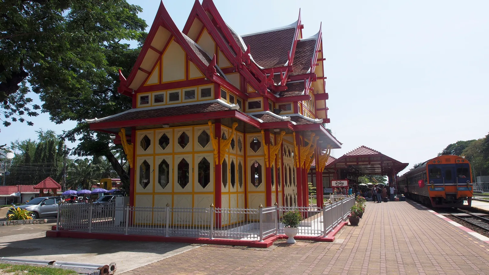 พลับพลาพระมงกุฎเกล้าฯ และชานชาลาสถานีรถไฟหัวหิน ภาพถ่าย พ.ศ. 2556
