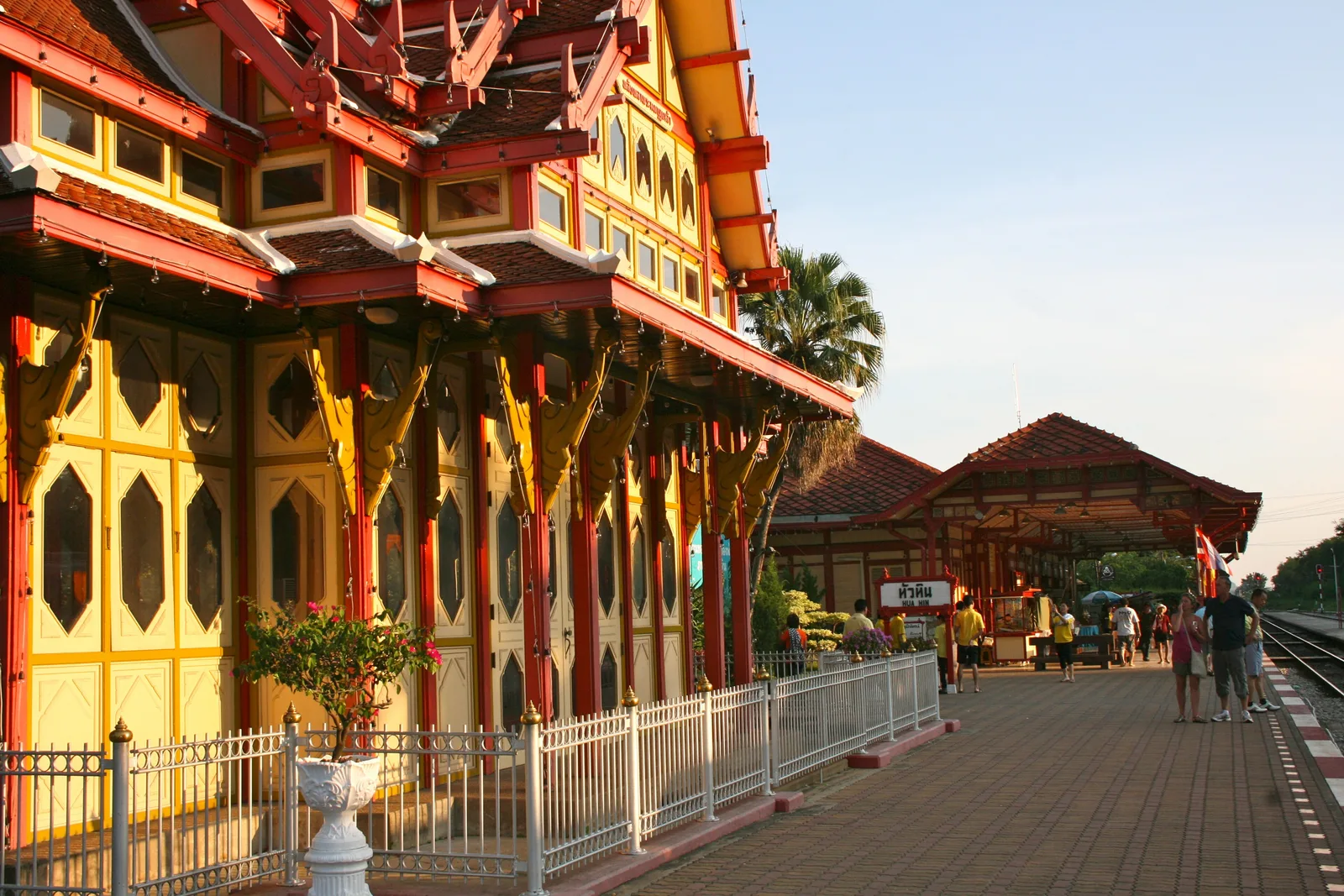 พลับพลาพระมงกุฎเกล้าฯ ด้านข้างริมชานชาลา สถานีรถไฟหัวหิน ภาพถ่าย พ.ศ. 2555
