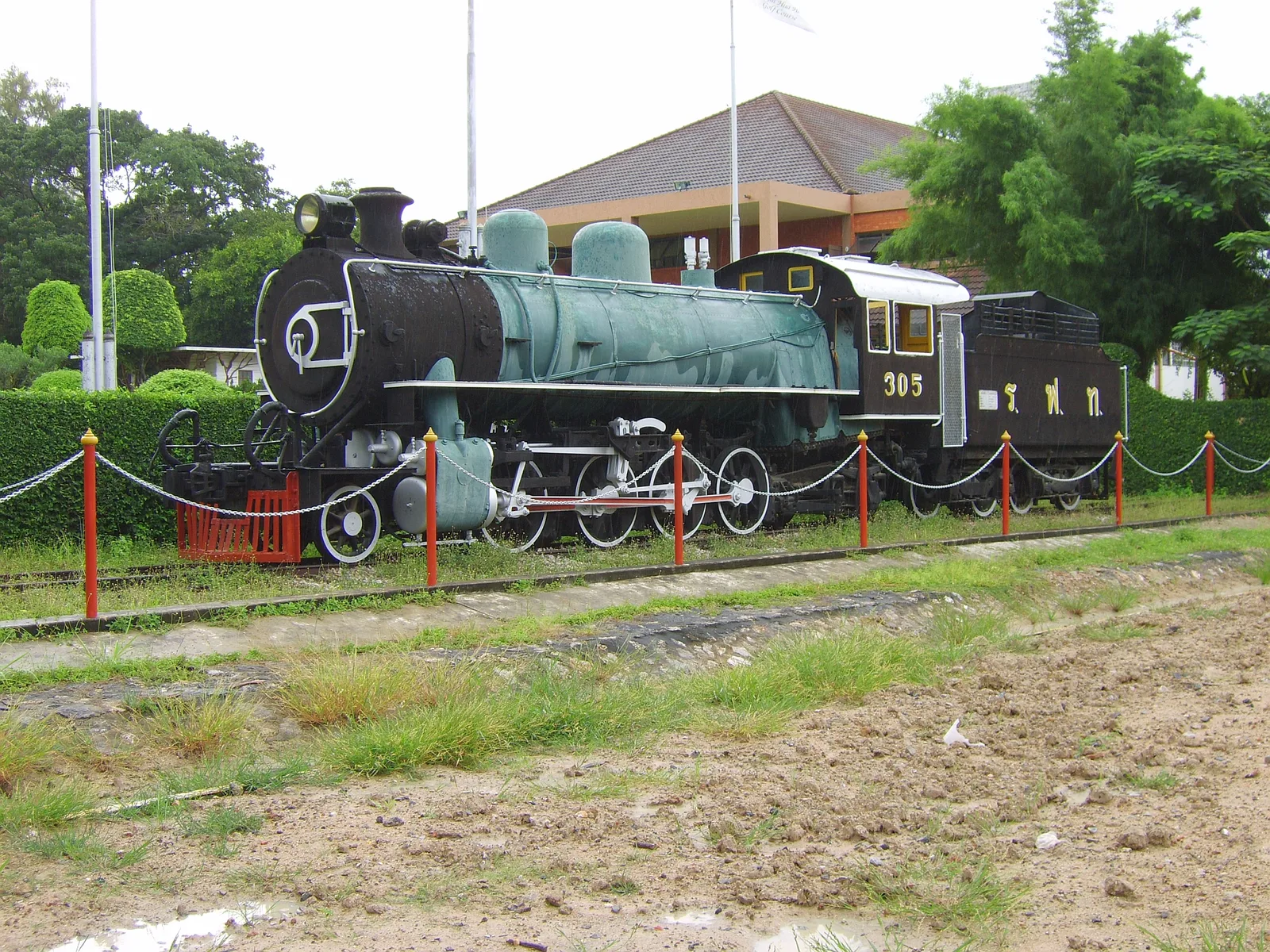 รถจักรไอน้ำเก่าที่ตั้งแสดงที่สถานีรถไฟหัวหิน ภาพถ่าย พ.ศ. 2549