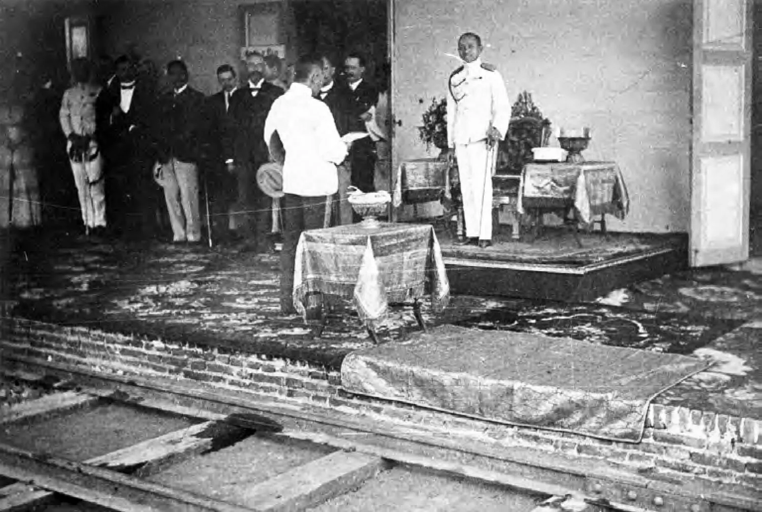 ภาพถ่ายเก่า รัชกาลที่ 6 ในพิธีเกี่ยวกับการขยายทางรถไฟ ไม่ทราบวันที่ ตามคำบรรยายของแหล่งภาพ