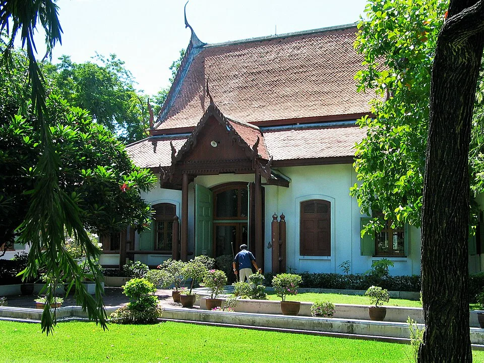 โรงช้างต้นเดิมในเขต พระราชวังดุสิต ซึ่งปัจจุบันเป็นพิพิธภัณฑสถานแห่งชาติ ช้างต้น ภาพถ่าย พ.ศ. 2546
