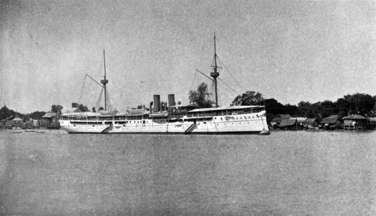 ภาพพิมพ์ใน พ.ศ. 2447 (ค.ศ. 1904) คำบรรยายเดิมภาษาอังกฤษเรียกว่า His Majesty’s armoured yacht