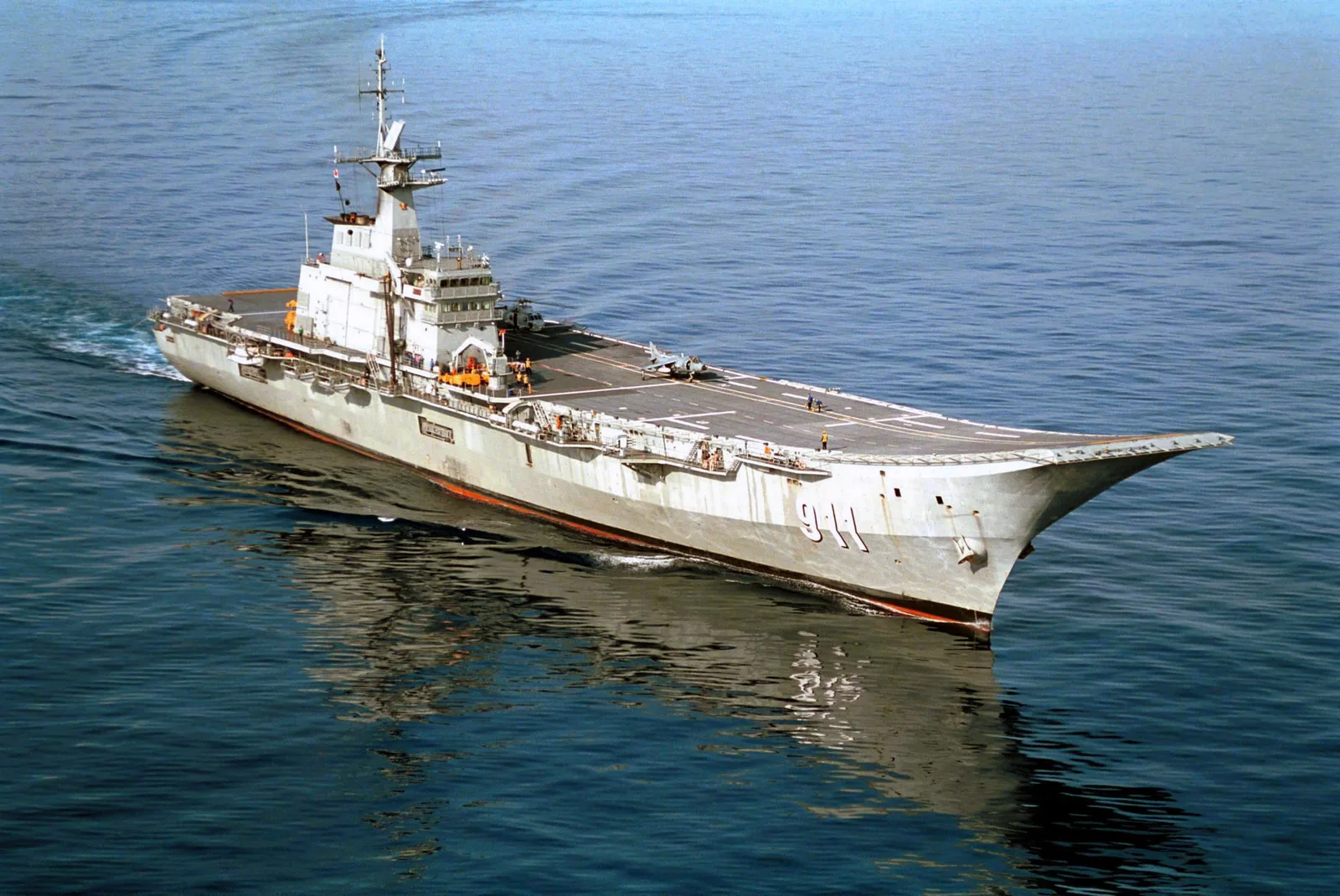 เรือหลวงจักรีนฤเบศร ในทะเลจีนใต้ 3 เมษายน ค.ศ. 2001