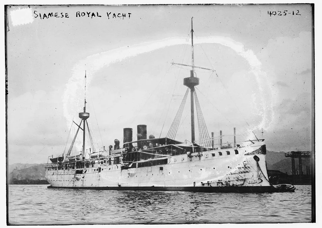 ภาพถ่ายเรือของสยาม ราว ค.ศ. 1915–1920 คำบรรยายเดิมเรียกว่า Siamese royal yacht