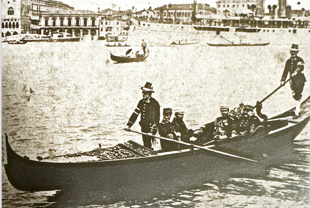 ภาพถ่ายเก่า เรือในเวนิส พฤษภาคม ค.ศ. 1897 ระหว่างการเดินทางในยุโรป ตามคำบรรยายของแหล่งภาพ