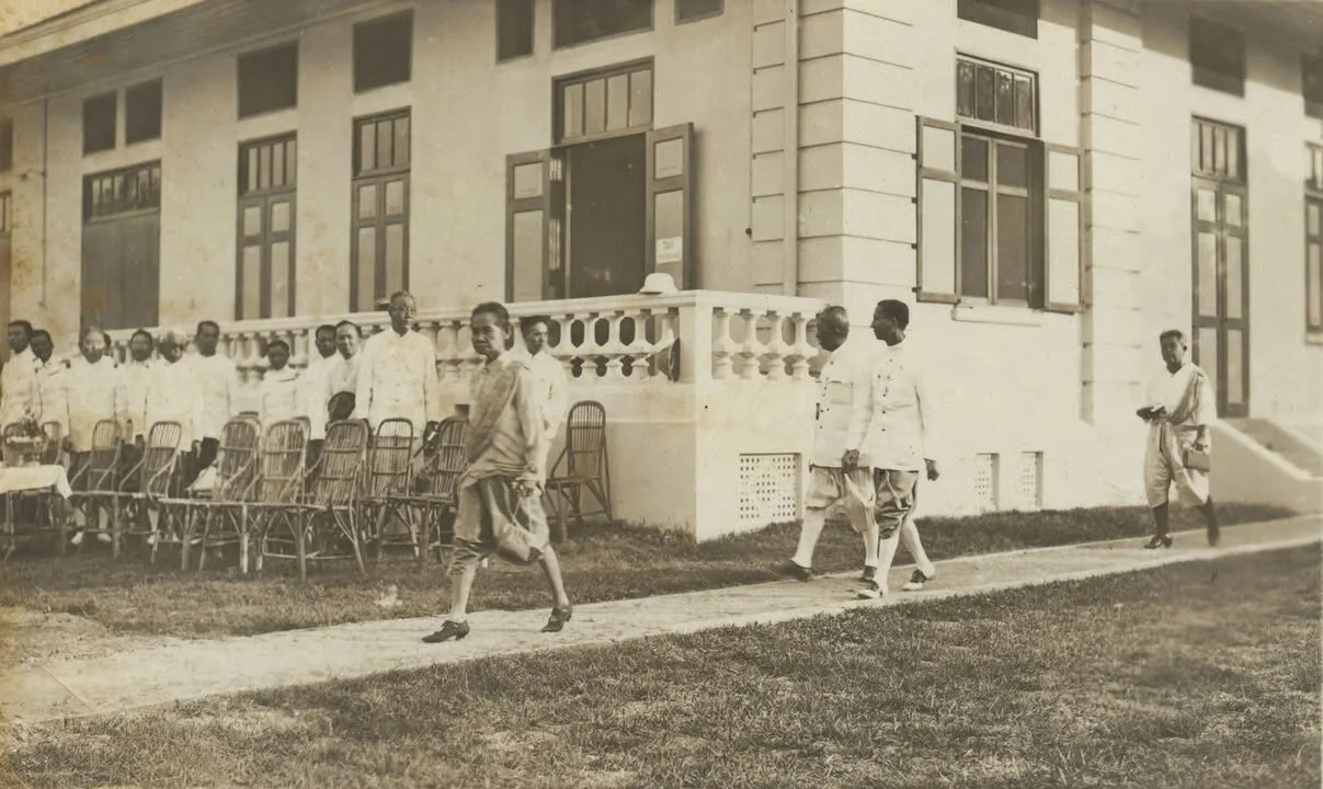 ภาพถ่ายเก่า พ.ศ. 2472 สมเด็จพระศรีสวรินทิราบรมราชเทวี พระพันวัสสาอัยยิกาเจ้า กับ สมเด็จพระมหิตลาธิเบศร อดุลยเดชวิกรม พระบรมราชชนก ที่โรงพยาบาลจุฬาลงกรณ์