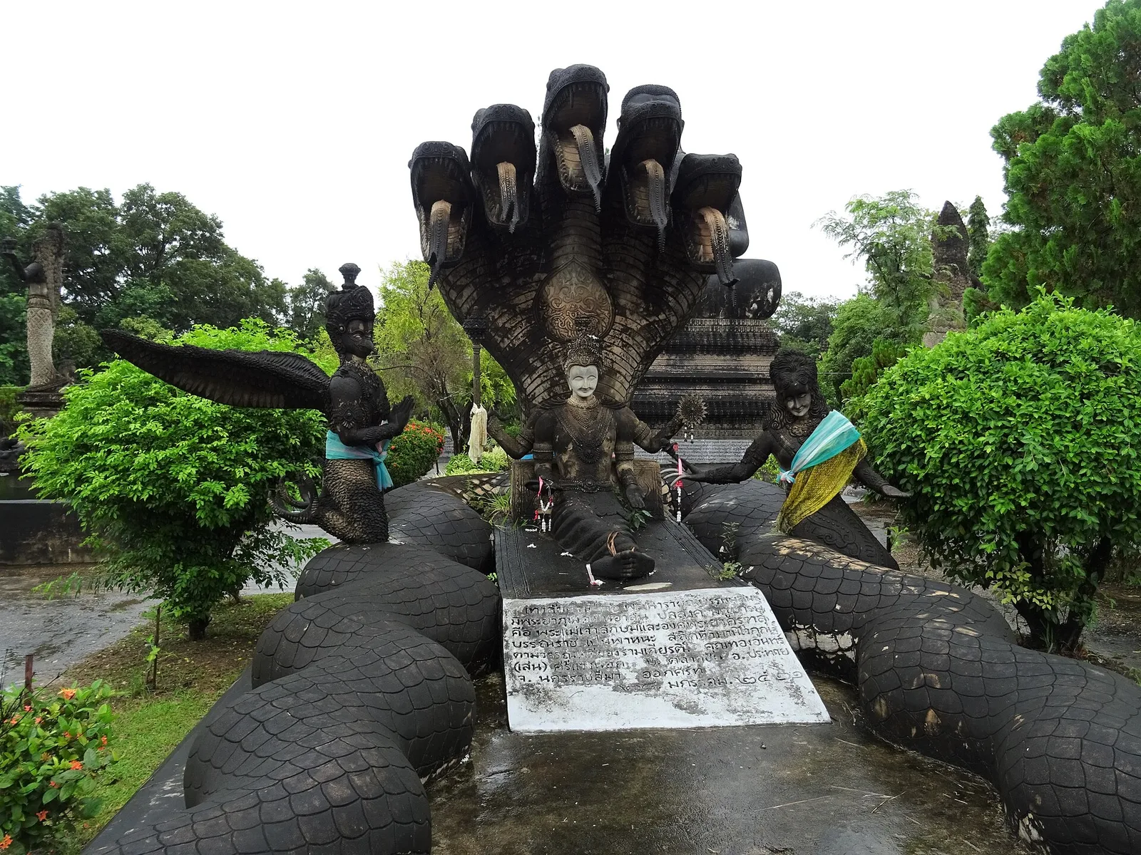 พญานาคหลายเศียรแผ่พังพานเหนือรูปปั้นองค์หนึ่งในศาลาแก้วกู่ ภาพถ่ายเดือนสิงหาคม 2018