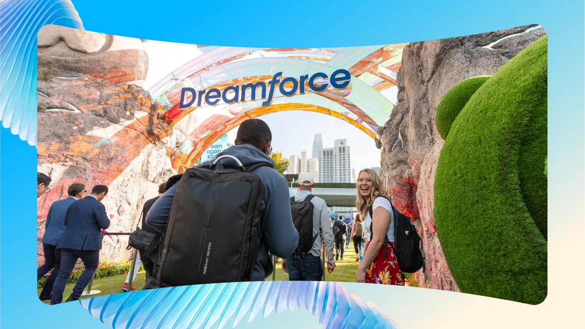 ผู้เข้าร่วมงานเดินผ่านซุ้มทางเข้างาน Dreamforce 2026 ที่ซานฟรานซิสโก