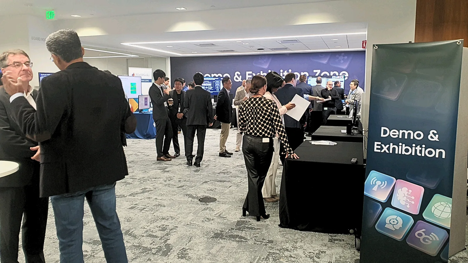 ผู้ร่วมงานเดินชมโซน Demo & Exhibition ที่จัดแสดงเทคโนโลยีหลักของ Samsung 6G โดย Samsung Research ในงานที่ Mountain View แคลิฟอร์เนีย