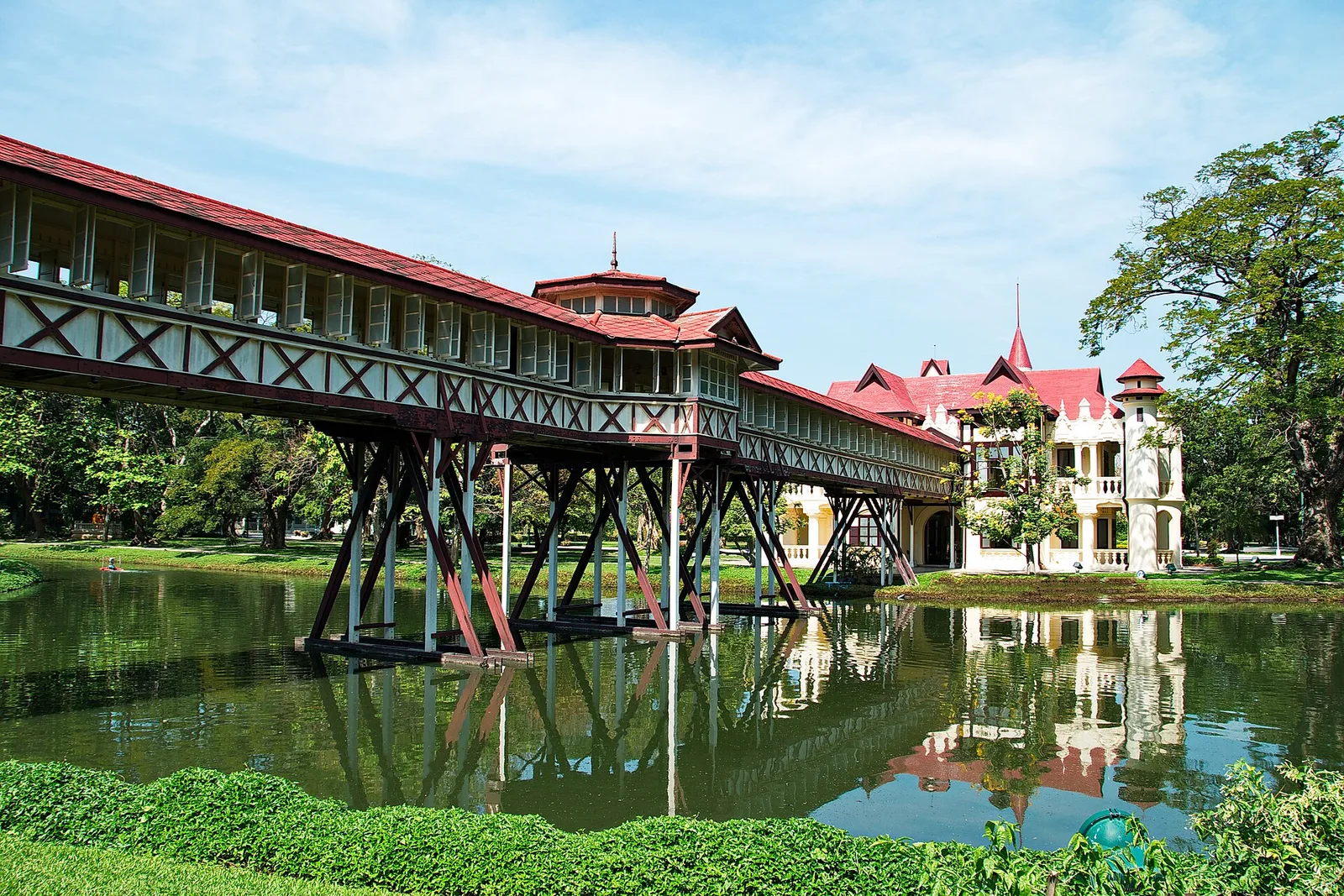 ฉนวนทางเดินข้ามคูน้ำ และ พระตำหนักชาลีมงคลอาสน์ ภาพถ่ายเมื่อ พ.ศ. 2559