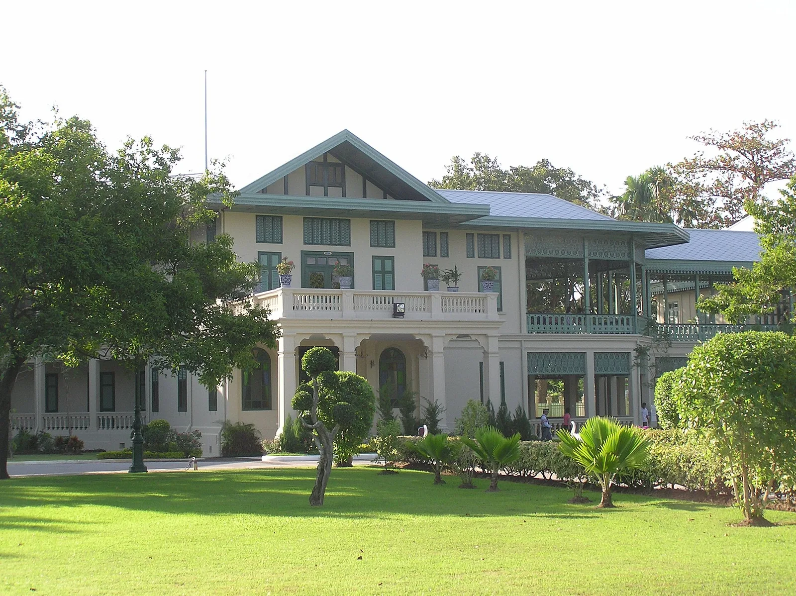 พระที่นั่งพิมานปฐม ด้านหน้า ภาพถ่ายที่เผยแพร่เมื่อ พ.ศ. 2548