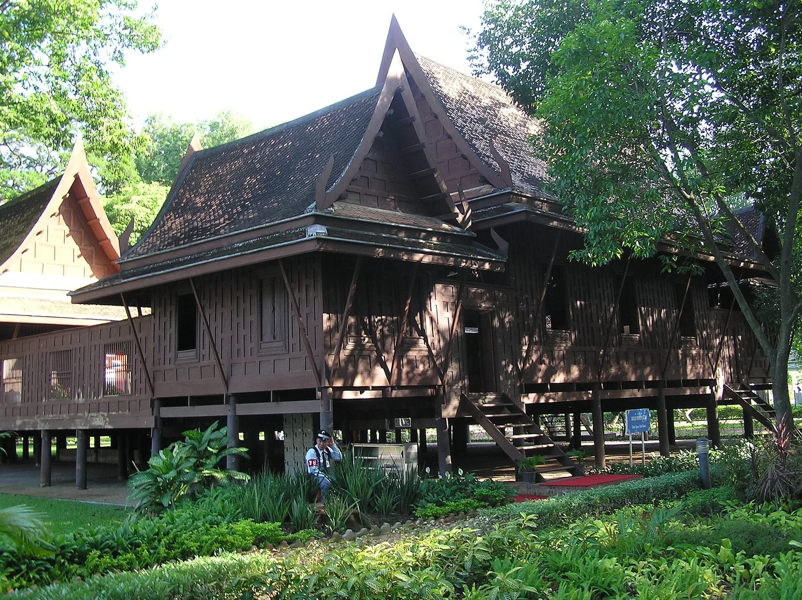 พระตำหนักทับขวัญ และสวนรอบเรือน ภาพถ่ายที่เผยแพร่เมื่อ พ.ศ. 2548
