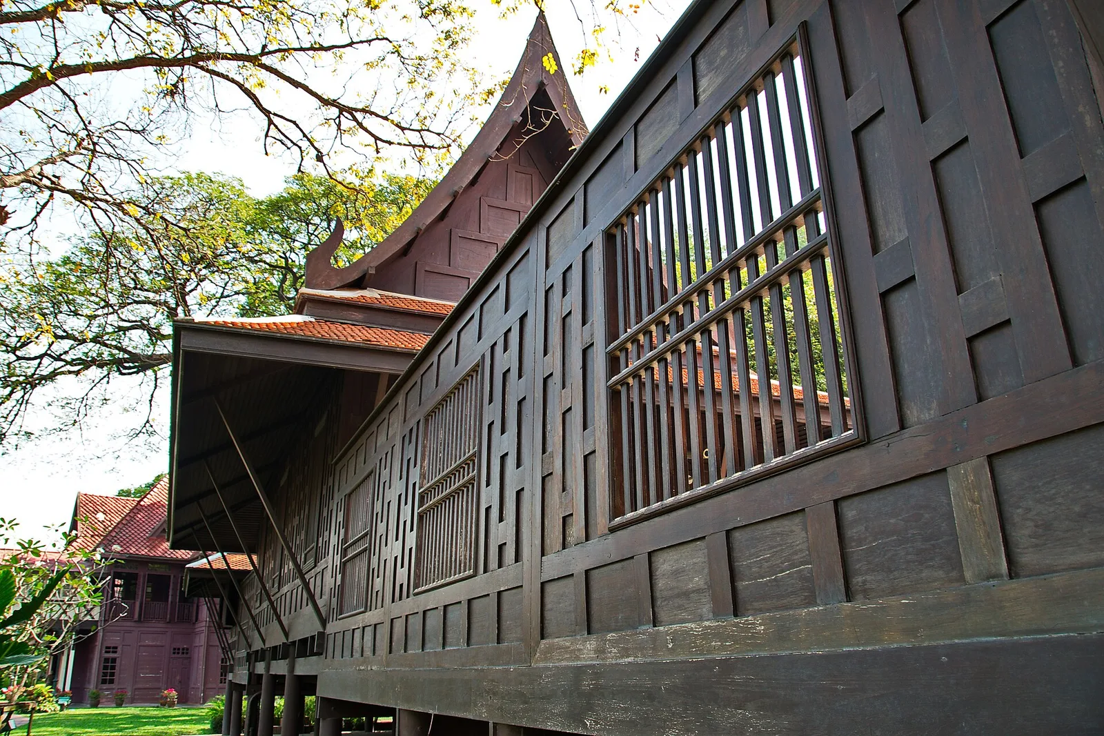 ฝาเรือนไม้และหน้าต่างของ พระตำหนักทับขวัญ ภาพถ่ายเมื่อ พ.ศ. 2559