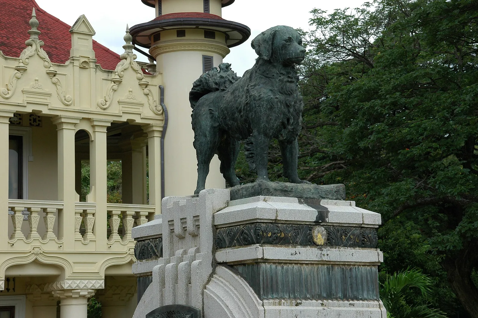 อนุสาวรีย์ย่าเหล หน้า พระตำหนักชาลีมงคลอาสน์ ภาพถ่ายเมื่อ พ.ศ. 2549