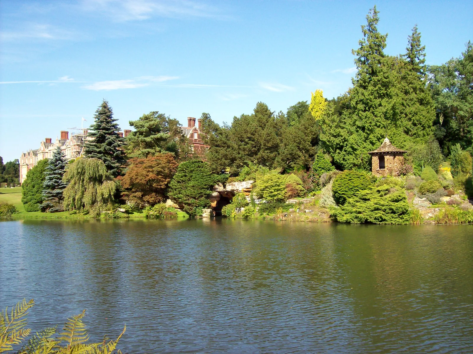 Upper Lake และศาลา The Nest ในสวนของ Sandringham House ภาพถ่ายเดือนกันยายน 2007