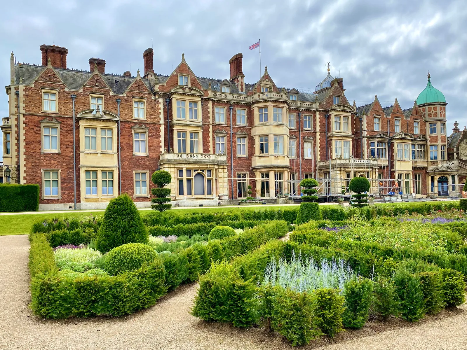 ด้านตะวันตกของ Sandringham House กับ Topiary Garden ที่มีแนวต้นไม้ตัดแต่งเป็นรูปทรงเรขาคณิต ภาพถ่ายเดือนกรกฎาคม 2024
