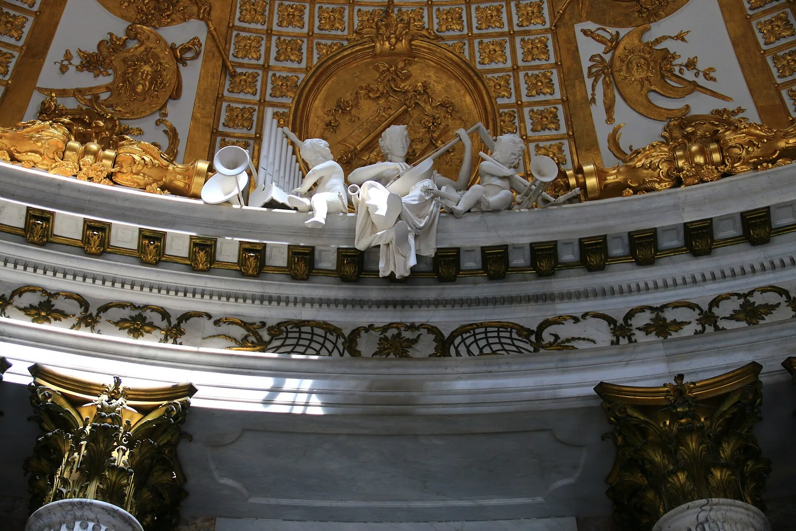 รายละเอียดภายในห้องโถงหินอ่อน (Marble Hall) ของพระราชวังซ็องซูซี ภาพถ่ายเดือนกรกฎาคม 2022