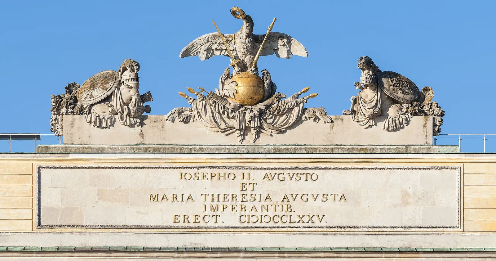 จารึกภาษาละตินบน Gloriette ภาพถ่ายเมื่อ 10 มิถุนายน 2014