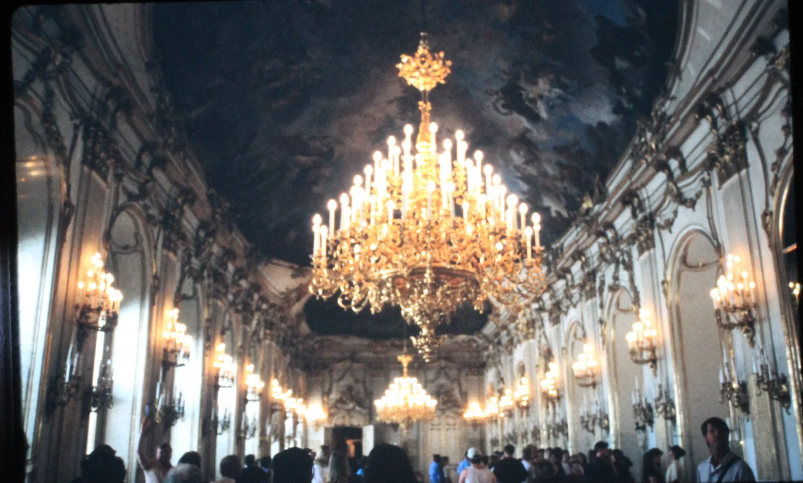 Great Gallery ของพระราชวังเชินบรุนน์ ภาพจากสไลด์ที่ถ่ายเดือนมิถุนายน 2001