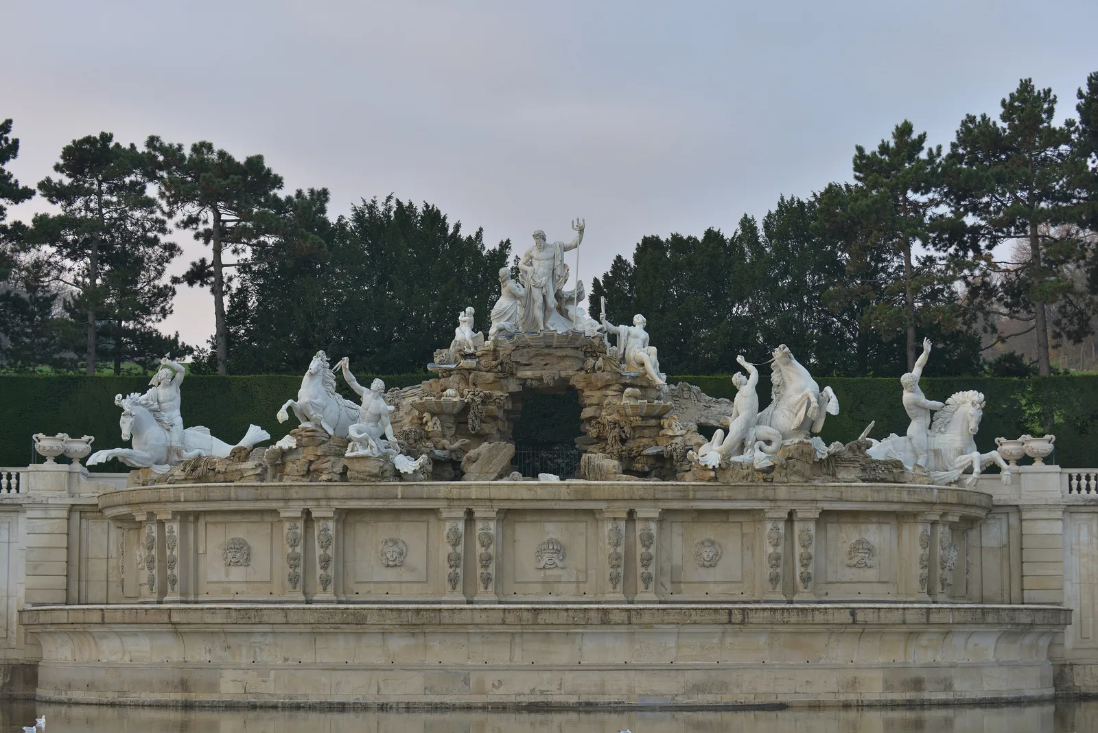 น้ำพุ Neptune ในสวนของพระราชวังเชินบรุนน์ ภาพถ่ายเมื่อ 21 พฤศจิกายน 2014