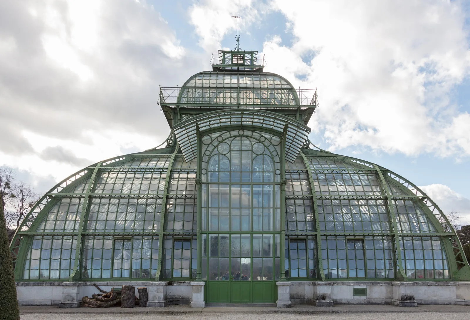 Palm House ในสวนของพระราชวังเชินบรุนน์ ภาพถ่ายเมื่อ 2 กุมภาพันธ์ 2020