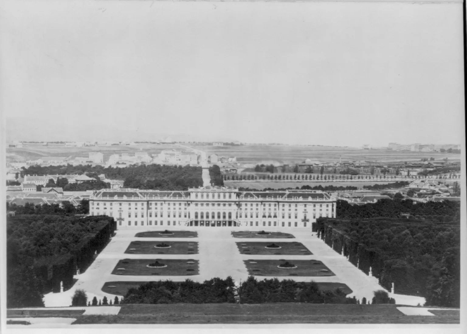 พระราชวังเชินบรุนน์และ Great Parterre ภาพถ่ายพาโนรามาปี 1923 ในคอลเลกชัน Frank and Frances Carpenter ของหอสมุดรัฐสภาสหรัฐฯ