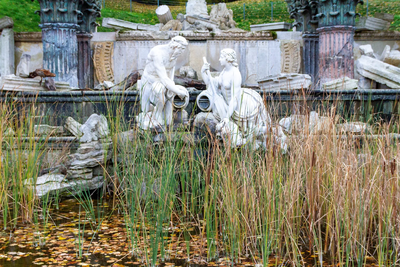 Roman Ruin ในสวนของพระราชวังเชินบรุนน์ ภาพถ่ายเมื่อ 20 ตุลาคม 2013