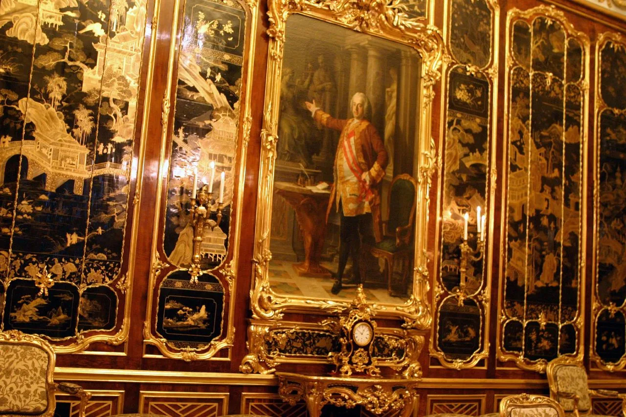 Vieux Laque Room ในพระราชวังเชินบรุนน์ แผ่นเครื่องเขินจีนสีดำลายทองบนผนัง ภาพถ่ายเดือนธันวาคม 2006