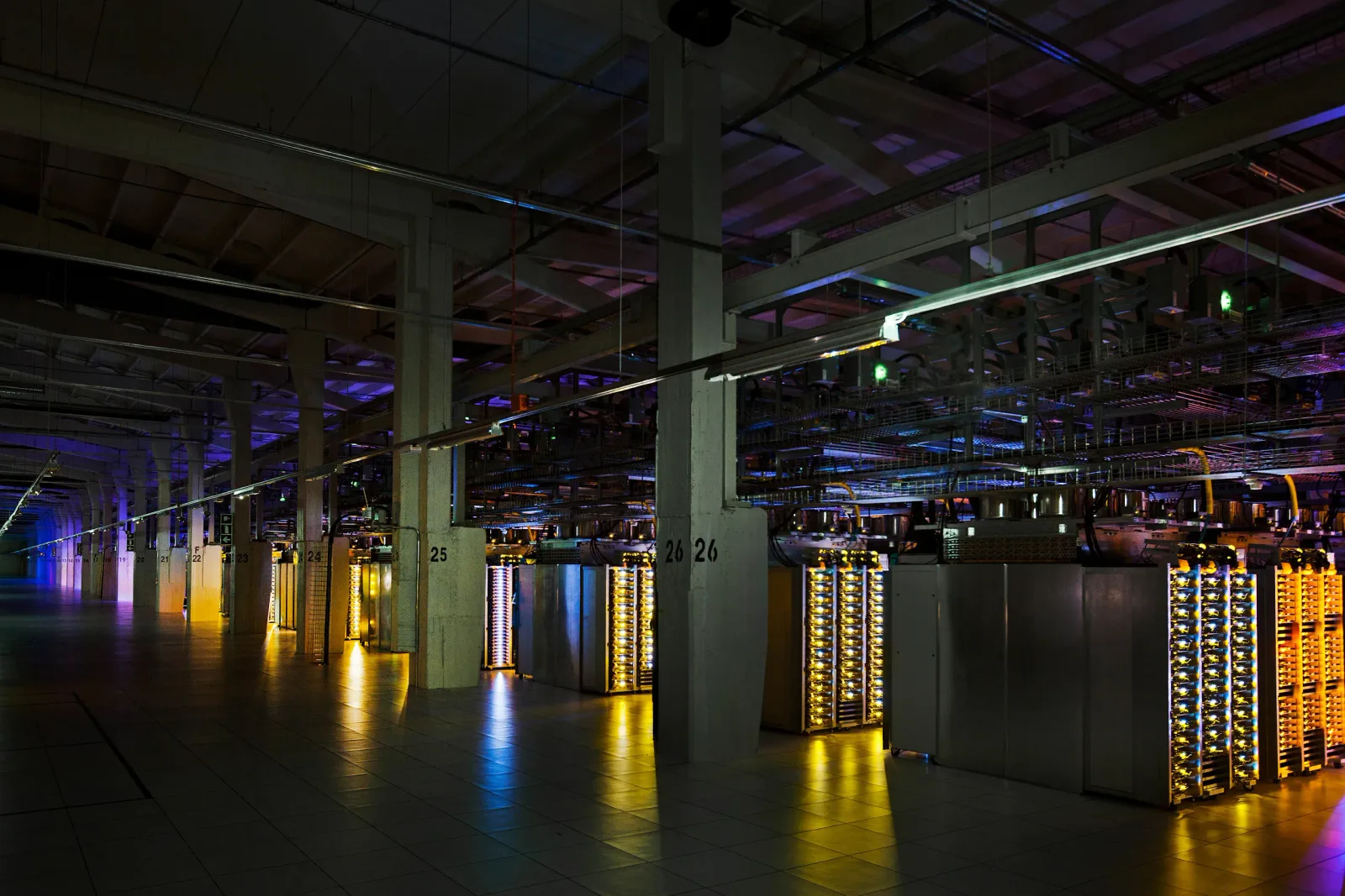 แถวเซิร์ฟเวอร์ในศูนย์ข้อมูล Hamina ของ Google