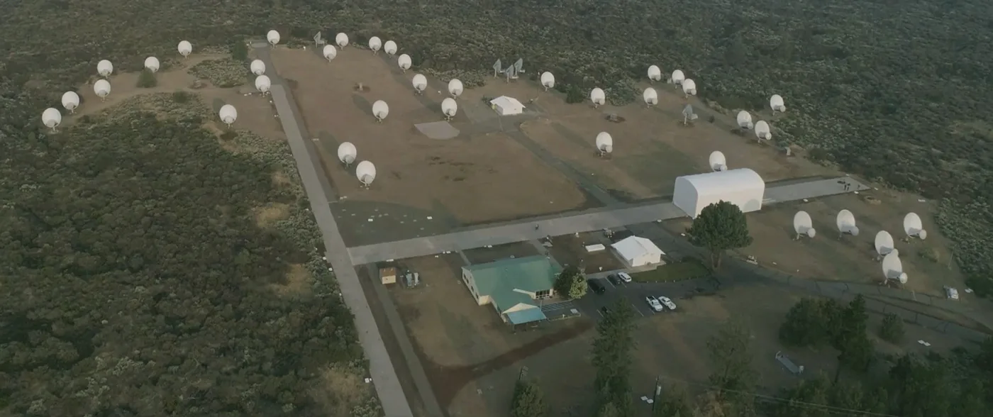 ภาพมุมสูงของ Allen Telescope Array และอาคารใน Hat Creek Radio Observatory