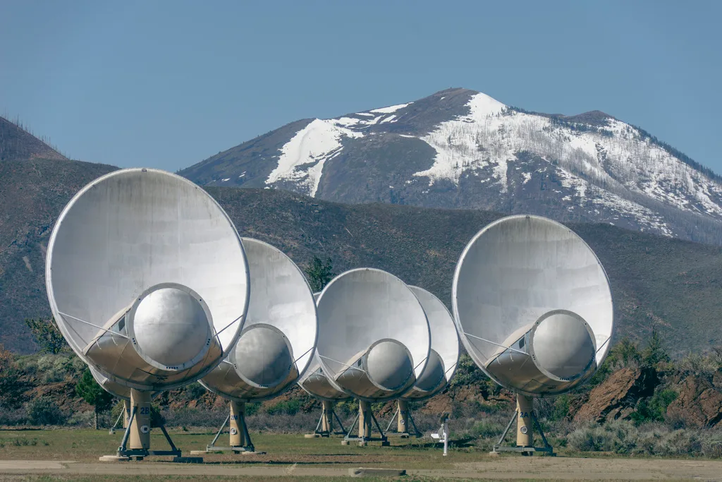 จานรับสัญญาณของ Allen Telescope Array หน้าภูเขาที่มีหิมะปกคลุม