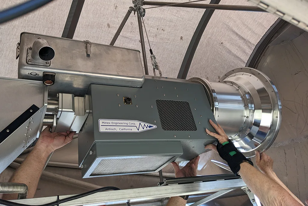 การติดตั้ง Quad-Ridge Feed Horn ภายในจานของ Allen Telescope Array
