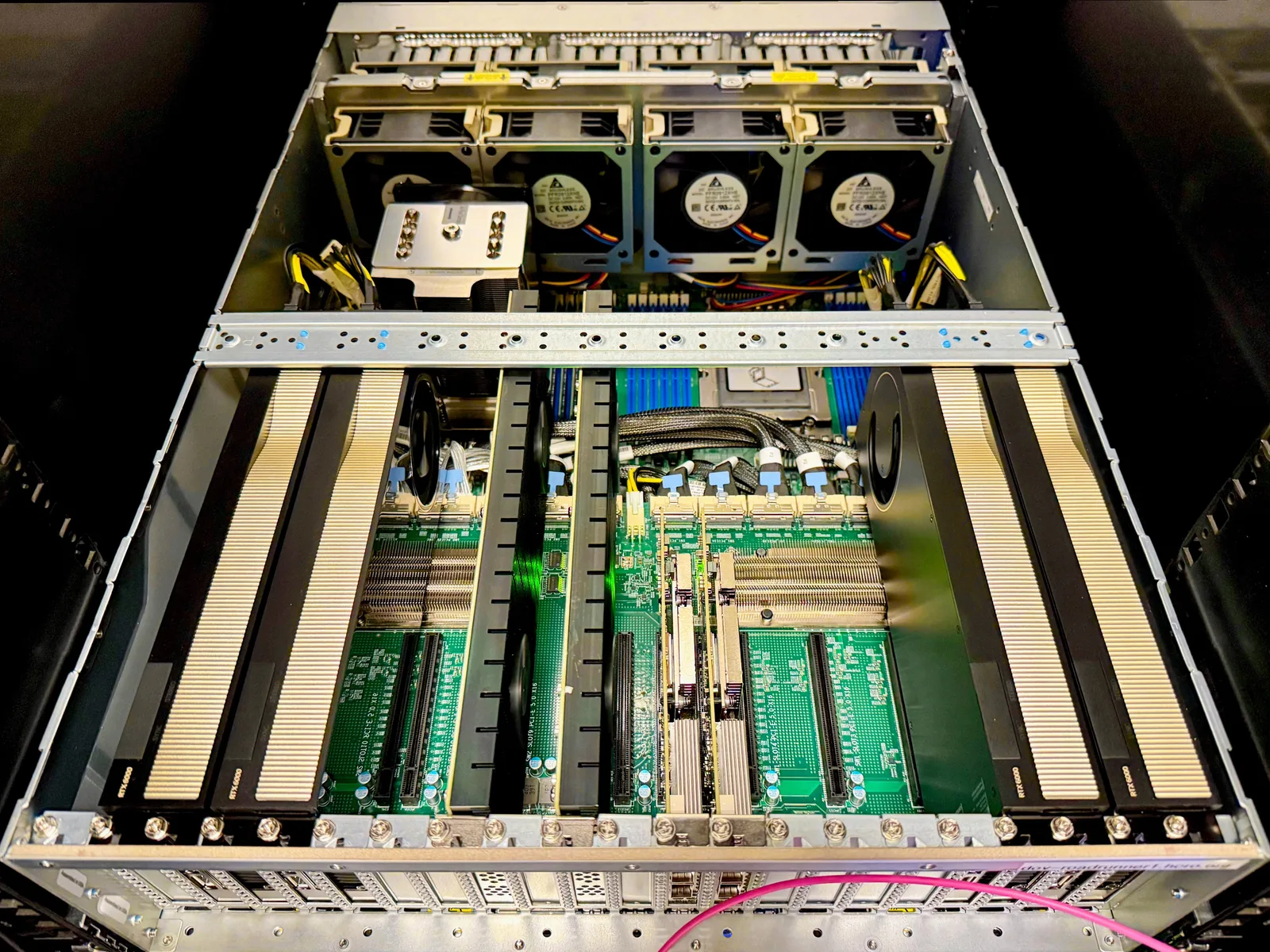 ภายในเซิร์ฟเวอร์ Coyote ที่ใช้ GPU NVIDIA RTX 6000 Blackwell 4 ตัว
