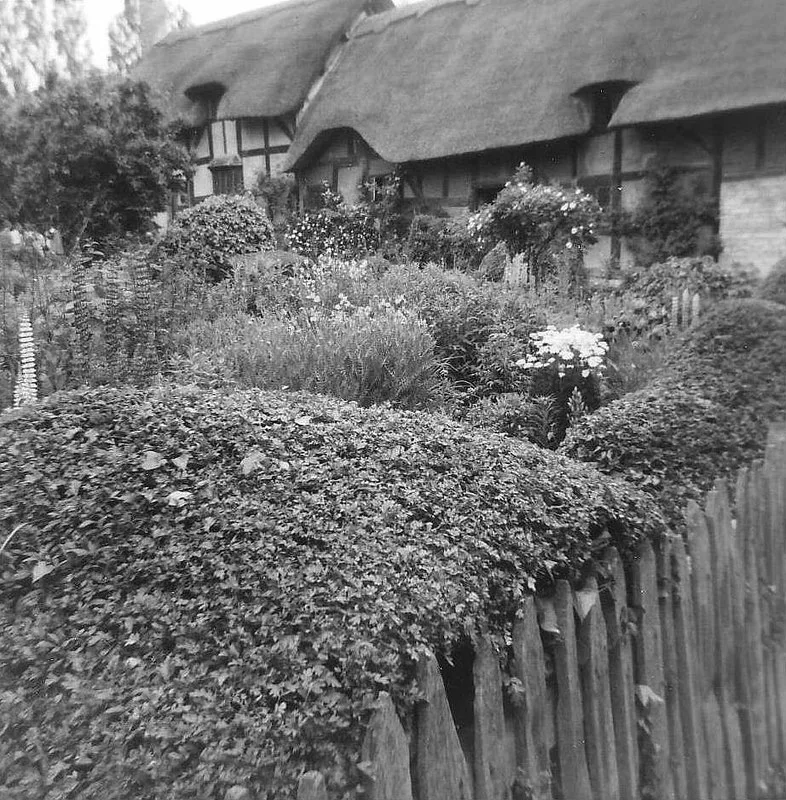 Anne Hathaway's Cottage ที่ Shottery ในเดือนมิถุนายน 1971