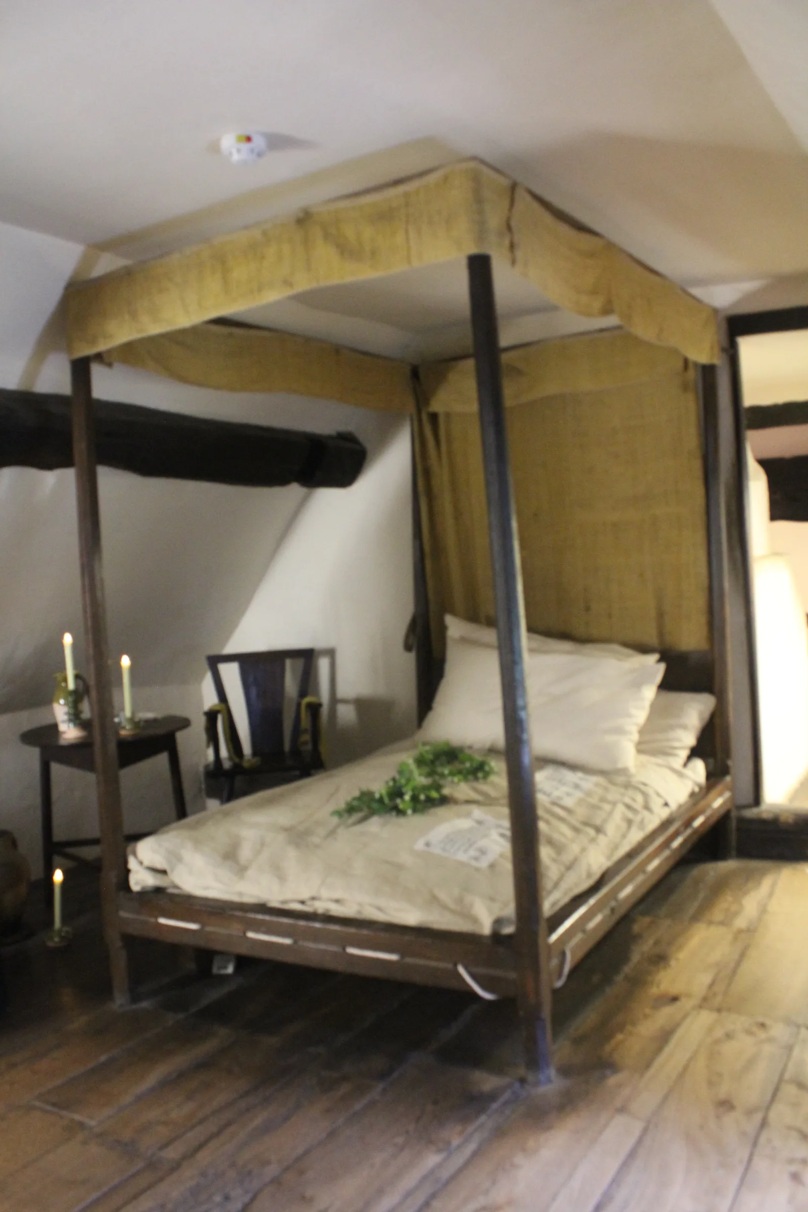 เตียงไม้ในห้องนอนของ Anne Hathaway's Cottage ภาพถ่ายเมื่อ 13 สิงหาคม 2015