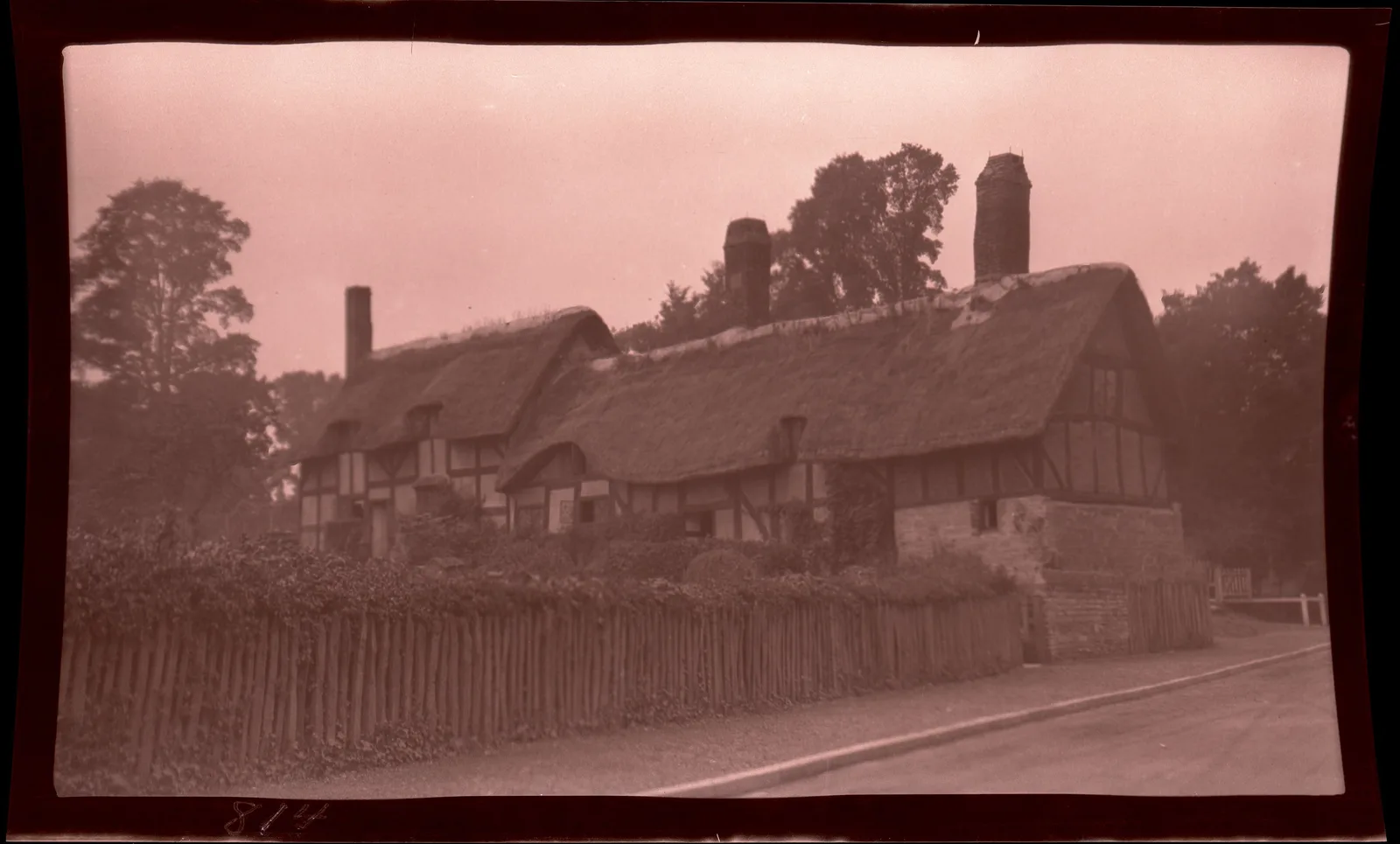 Anne Hathaway's Cottage บ้านหลังคามุงจากในหมู่บ้าน Shottery ภาพถ่ายปี 1913 ของ Edmund F. Arras