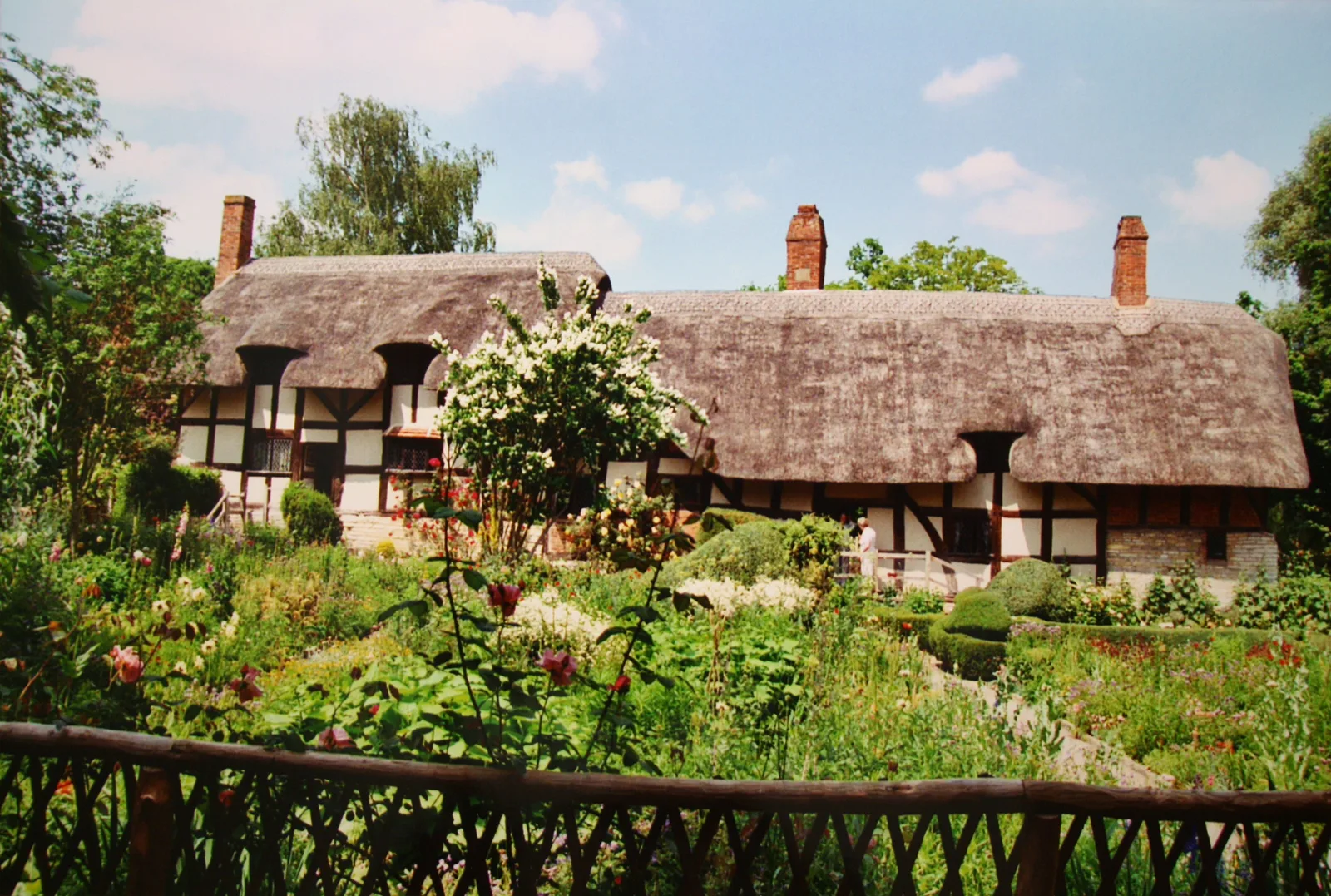 Anne Hathaway's Cottage กับแปลงดอกไม้หน้าบ้าน ภาพถ่ายเดือนมิถุนายน 2003