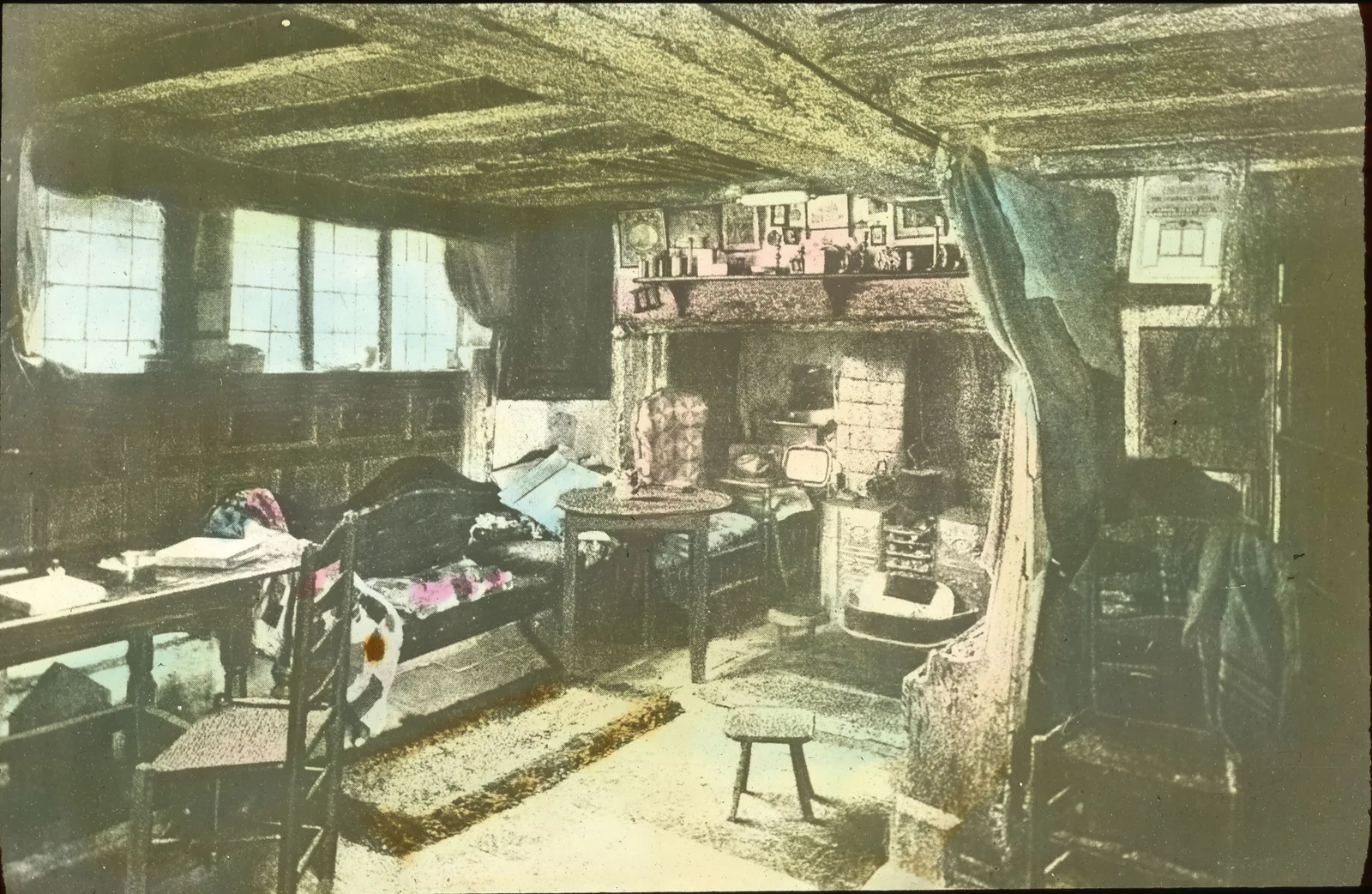 เฟอร์นิเจอร์และของตกแต่งภายใน Anne Hathaway's Cottage ภาพถ่ายปี 1913 ของ Edmund F. Arras