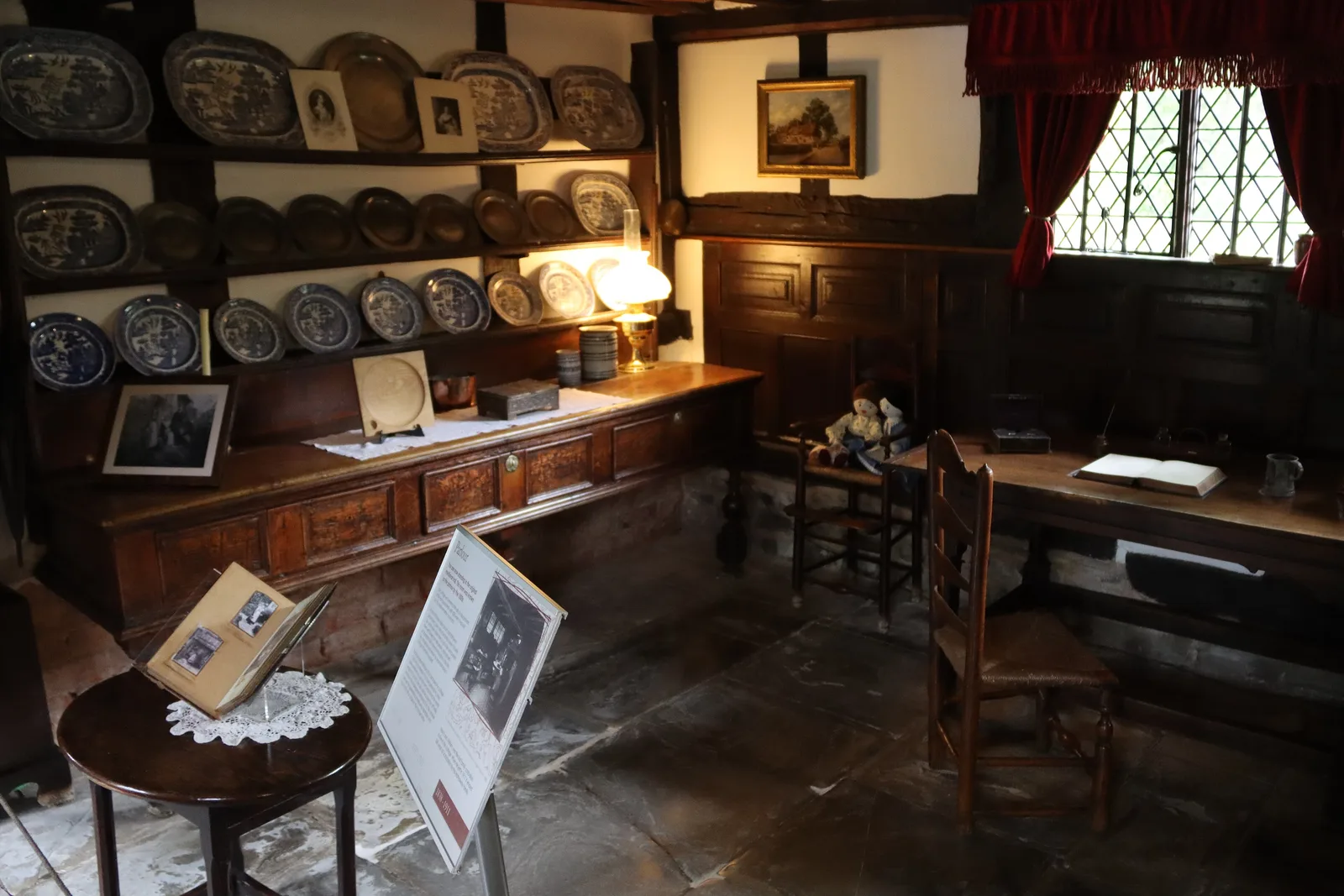 ห้องที่มีตู้วางจาน โต๊ะ และเก้าอี้ไม้ภายใน Anne Hathaway's Cottage ภาพถ่ายเมื่อ 7 สิงหาคม 2024