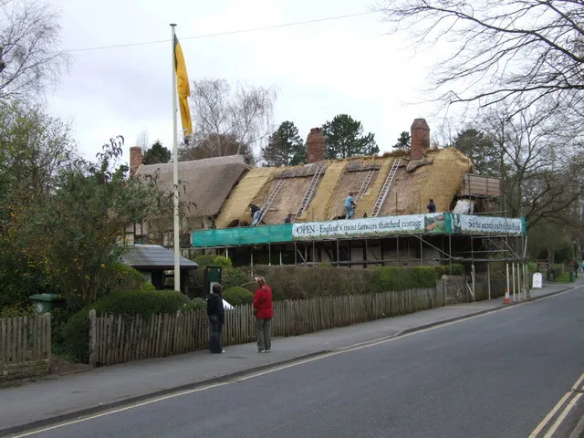 Anne Hathaway's Cottage ระหว่างมุงหลังคาจากใหม่ ภาพถ่ายเมื่อ 2 เมษายน 2008