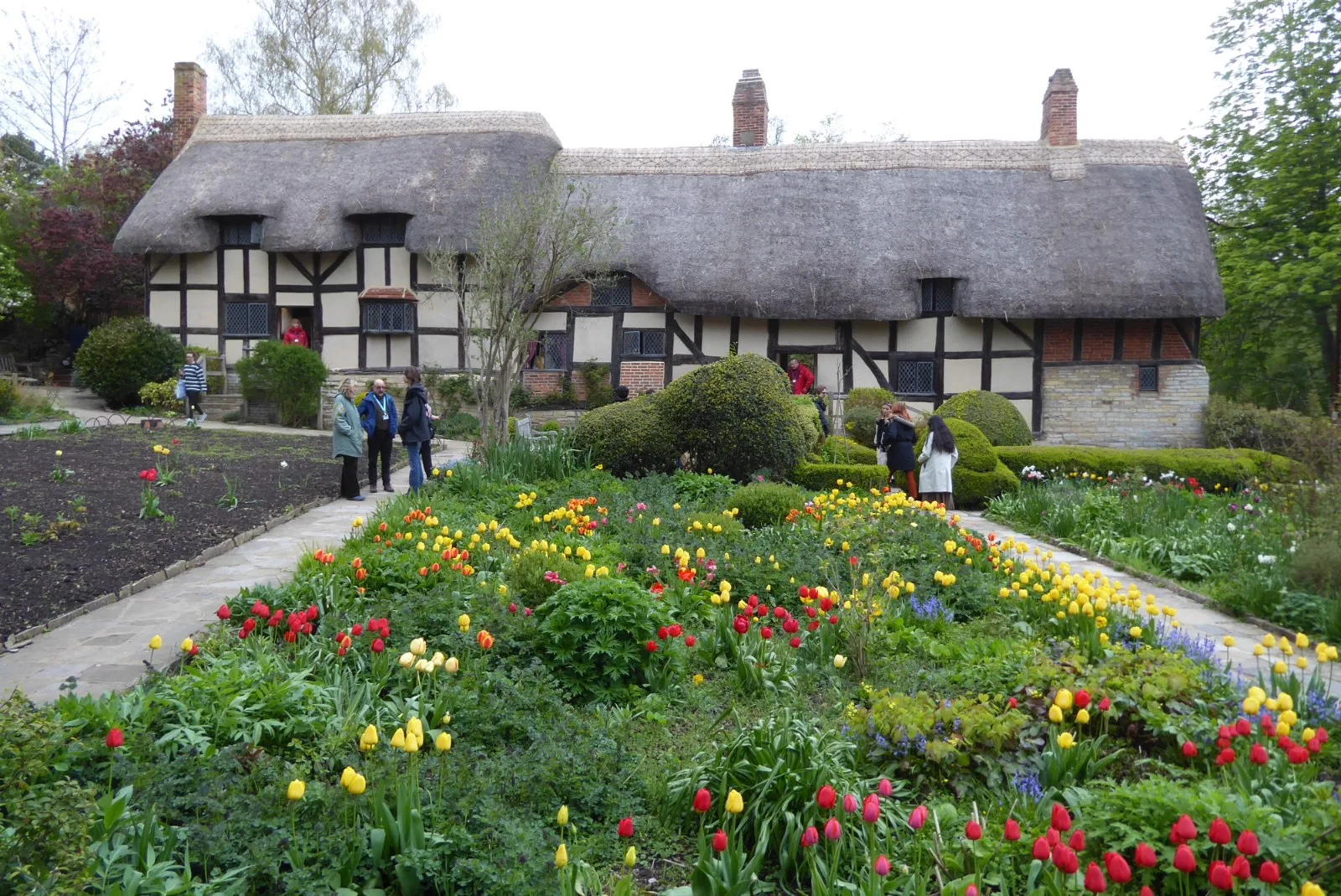 สวนของ Anne Hathaway's Cottage ในฤดูใบไม้ผลิ ภาพถ่ายเมื่อ 23 เมษายน 2023