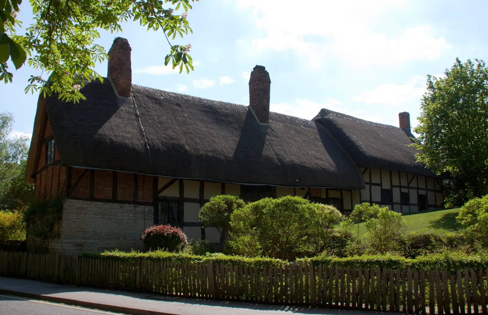 พุ่มไม้ตัดแต่งและสวนหน้า Anne Hathaway's Cottage ภาพถ่ายเมื่อ 27 เมษายน 2011