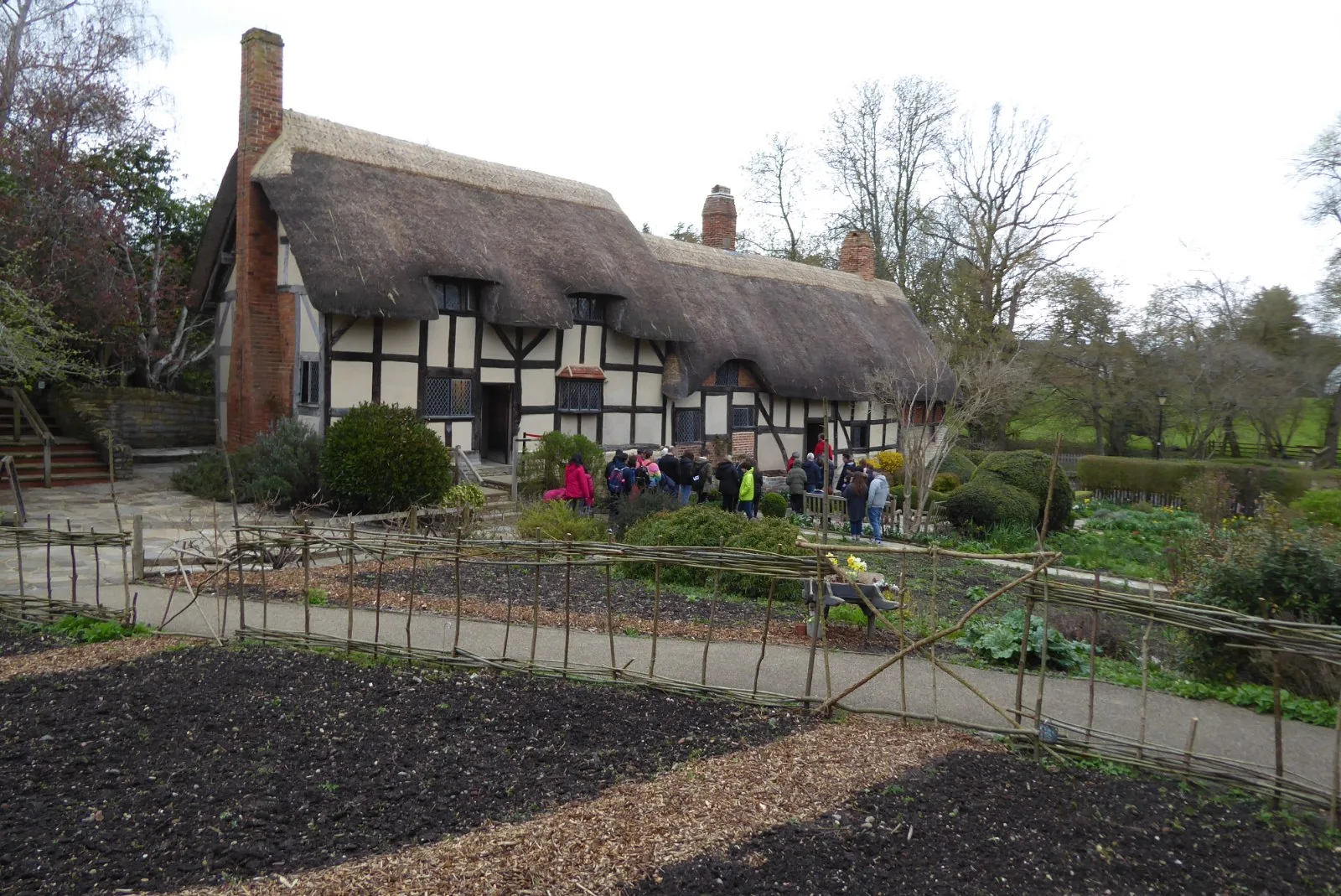 ดอกทิวลิปในสวนหน้า Anne Hathaway's Cottage ภาพถ่ายเมื่อ 1 เมษายน 2023