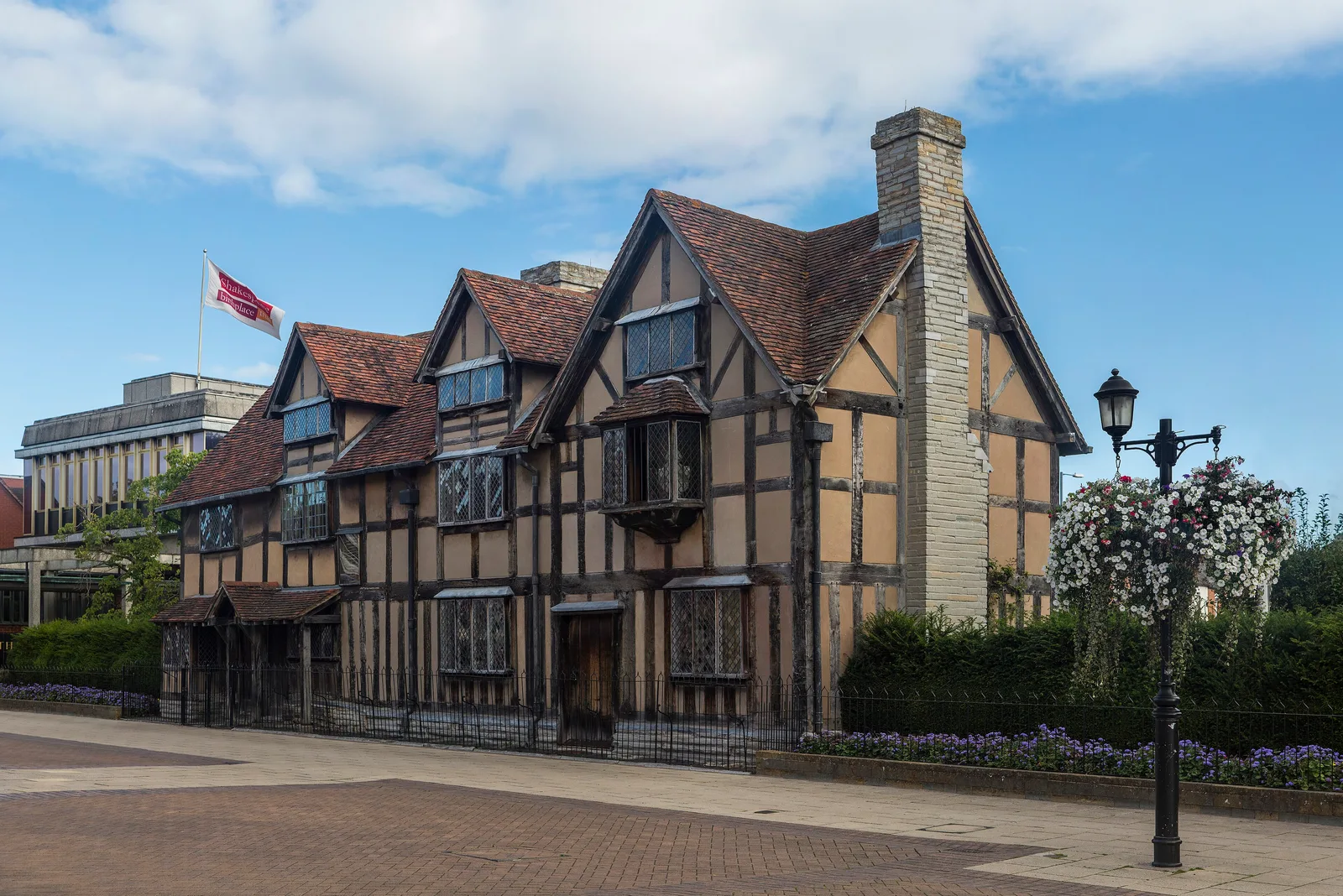 บ้านเกิดของเชกสเปียร์ บ้านโครงไม้สองชั้นริมถนนคนเดิน Henley Street ใน Stratford-upon-Avon ภาพถ่ายเมื่อ 18 กันยายน 2012
