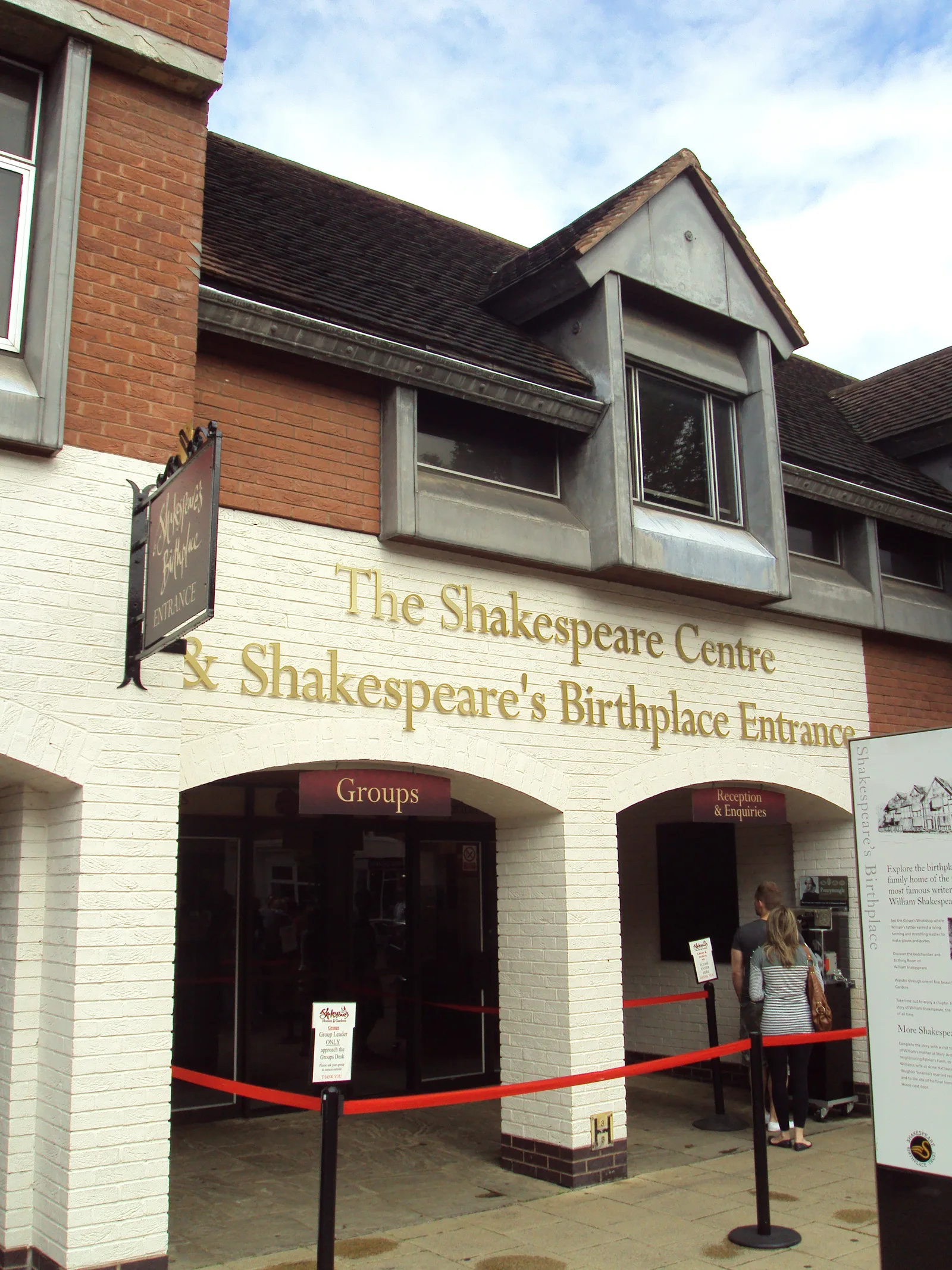 ทางเข้า The Shakespeare Centre ซึ่งเป็นทางเข้าบ้านเกิดของเชกสเปียร์บนถนน Henley Street ภาพถ่ายเมื่อ 18 สิงหาคม 2010