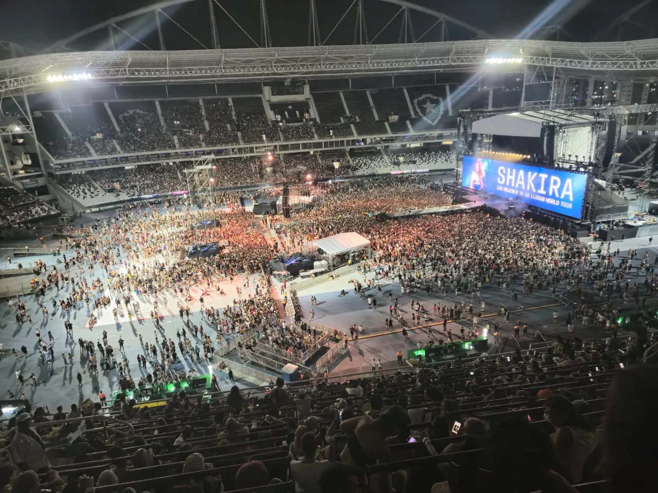 ผู้ชมในสนาม Estádio Olímpico Nilton Santos ริโอเดจาเนโร ในคืนคอนเสิร์ตทัวร์ Las Mujeres Ya No Lloran ของ Shakira 11 กุมภาพันธ์ 2025