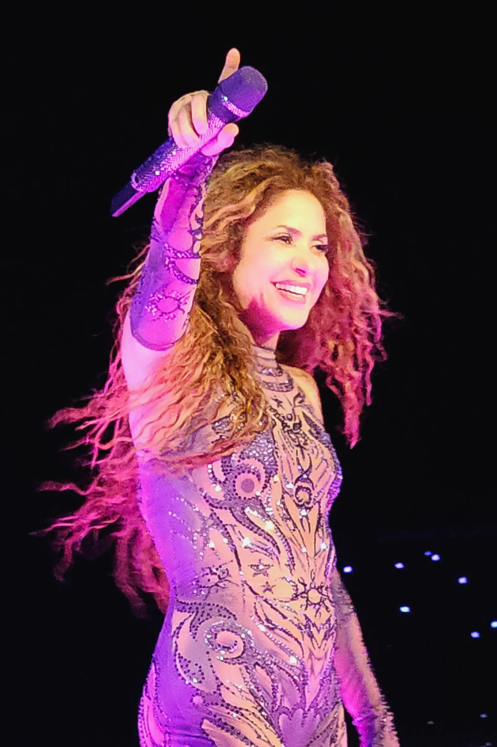 Shakira ร้องเพลงบนเวทีทัวร์ Las Mujeres Ya No Lloran ที่สนาม Atanasio Girardot เมืองเมเดยิน โคลอมเบีย 13 เมษายน 2025