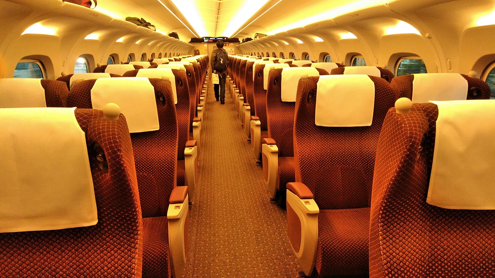 ที่นั่งกรีนคาร์ (ชั้นพิเศษ) ในรถไฟชินคันเซ็น N700S สายโทไกโด ซึ่งค่ากรีนคาร์จะปรับขึ้นตั้งแต่ 15 ธันวาคม 2027