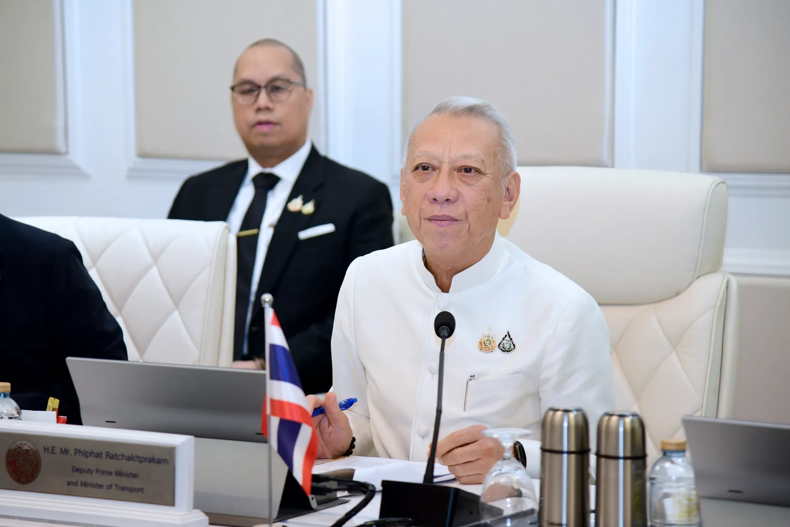 นายพิพัฒน์ รัชกิจประการ รองนายกรัฐมนตรีและรัฐมนตรีว่าการกระทรวงคมนาคม นั่งในห้องประชุมกระทรวงคมนาคม หน้าป้ายชื่อ ระหว่างหารือกับคณะจากติมอร์-เลสเต 9 ตุลาคม 2569